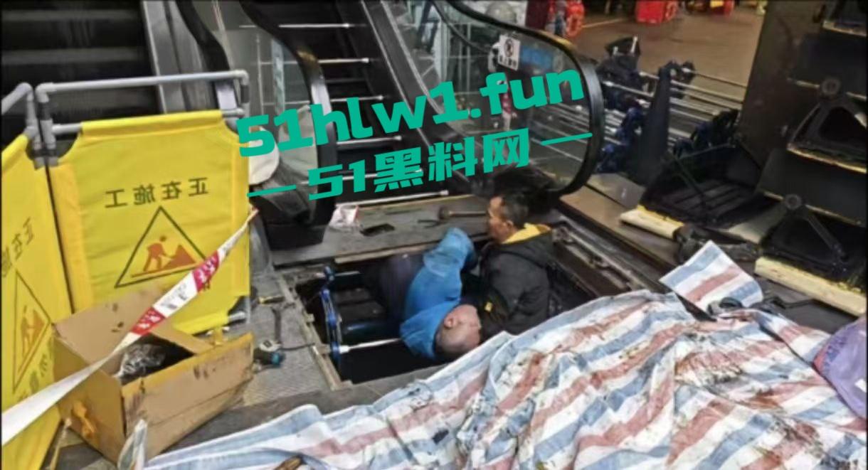 成都春熙路扶梯维修过程中出事故,可怕电梯要吃人现场事故视频流出。-7
