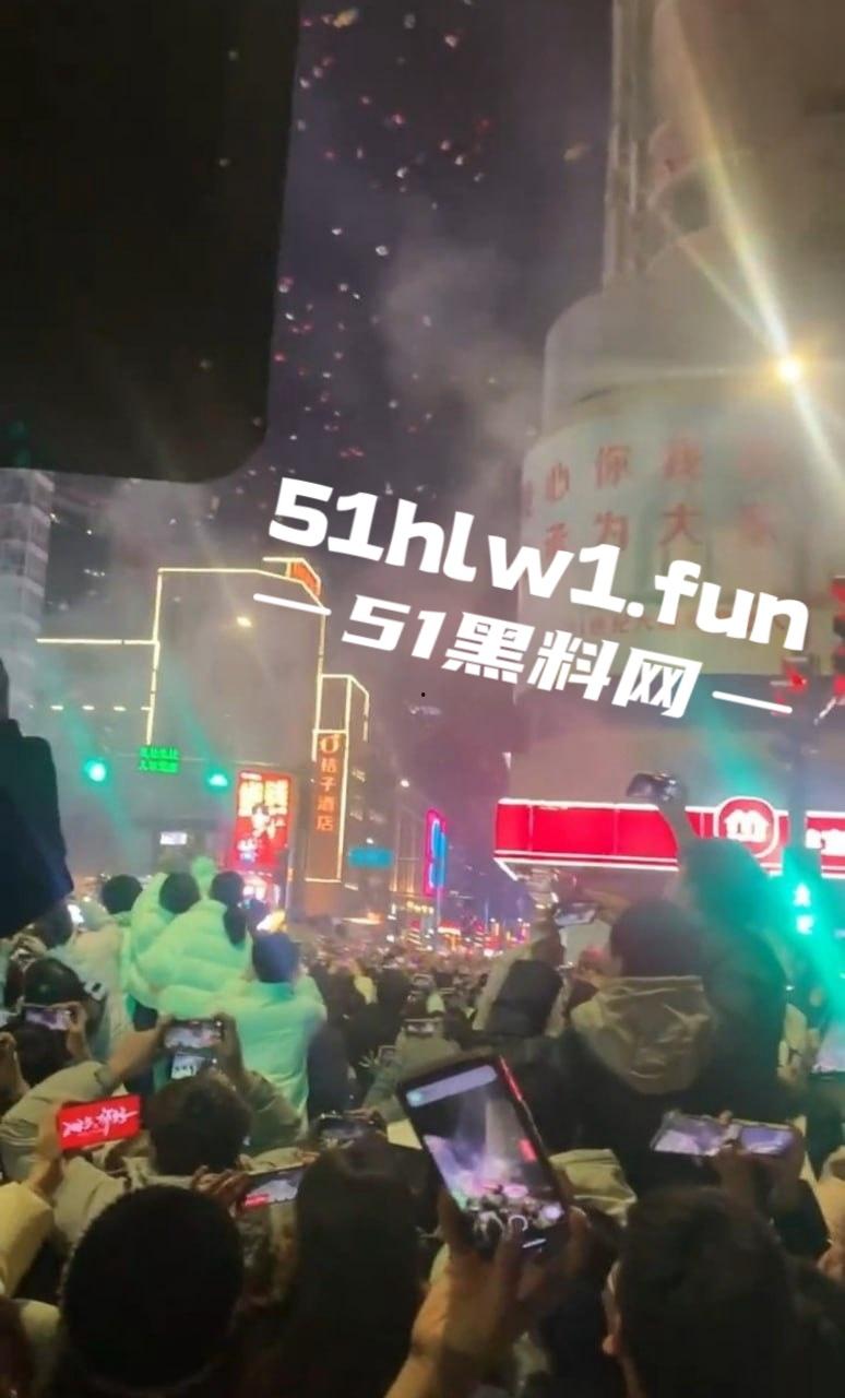 河南信阳万达广场惊现跨年爆燃,自带氢气球放飞碰上烟花直接炸,官方通报多人轻微灼伤,真是作得离谱!-1