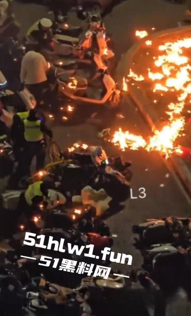 河南信阳万达广场惊现跨年爆燃,自带氢气球放飞碰上烟花直接炸,官方通报多人轻微灼伤,真是作得离谱!-2