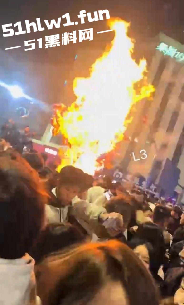 河南信阳万达广场惊现跨年爆燃,自带氢气球放飞碰上烟花直接炸,官方通报多人轻微灼伤,真是作得离谱!-5