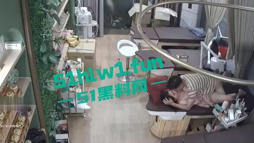 美容院大奶老板娘和情夫在店里偷情,丈夫发现后将23分钟完整版监控视频愤怒爆光。-6
