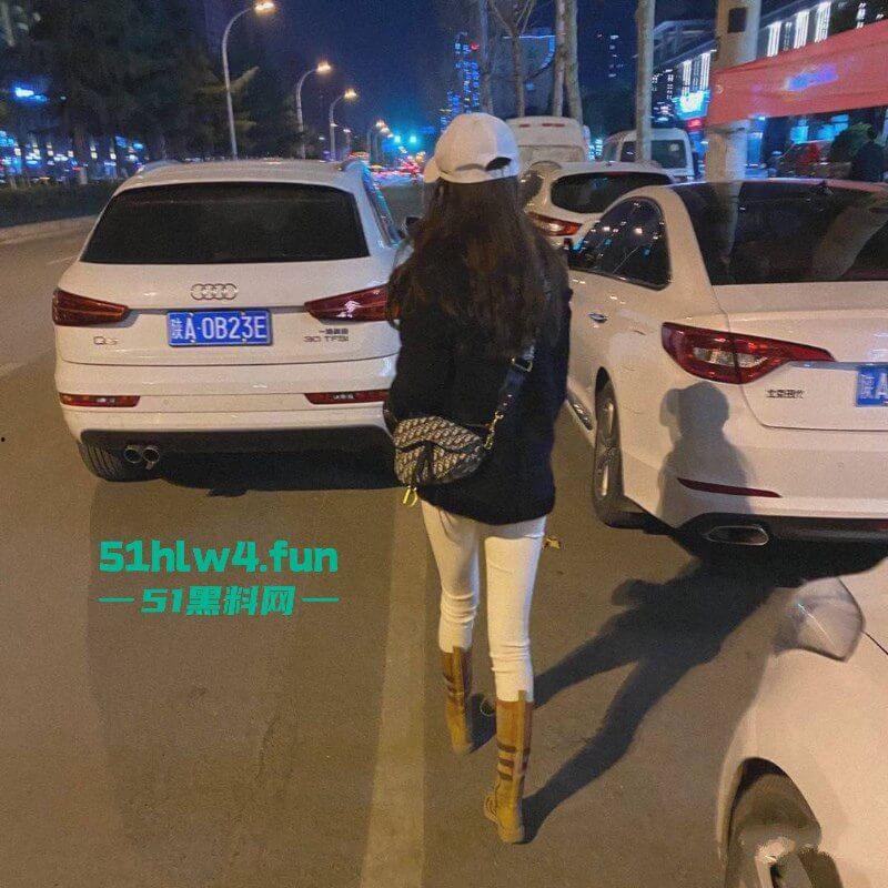 西安淫荡姐妹花与男友啪啪视频曝光，淫荡吃鸡开裆求射，骚穴外漏等人干的内心骚气外漏。-9