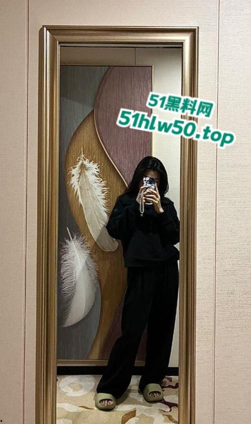 长沙电商运营【翟思荟】爱吞精的骚逼母狗口活一流,分手后遭男友曝光吃鸡视频!-9