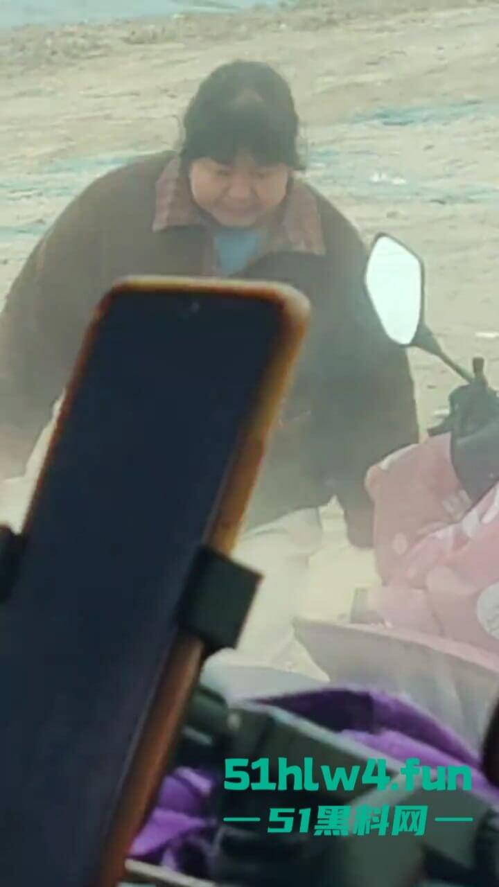 户外老头乐车震偷拍!50岁卖淫大娘拉着大爷激情野战,还得是你大爷啊这风流程度丝毫不减当年!-5