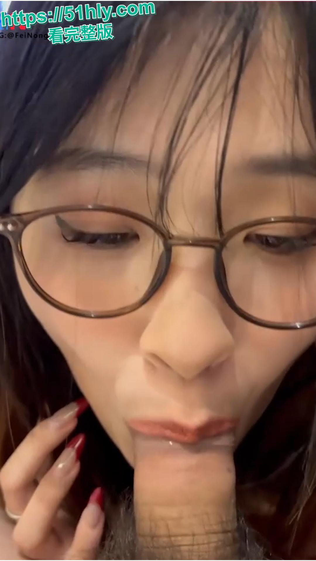 湖北眼镜大学生陈敏华被社会男友曝光私密视频 清纯学霸大学生被完美开发性欲 每天废寝忘食的口交啪啪-9