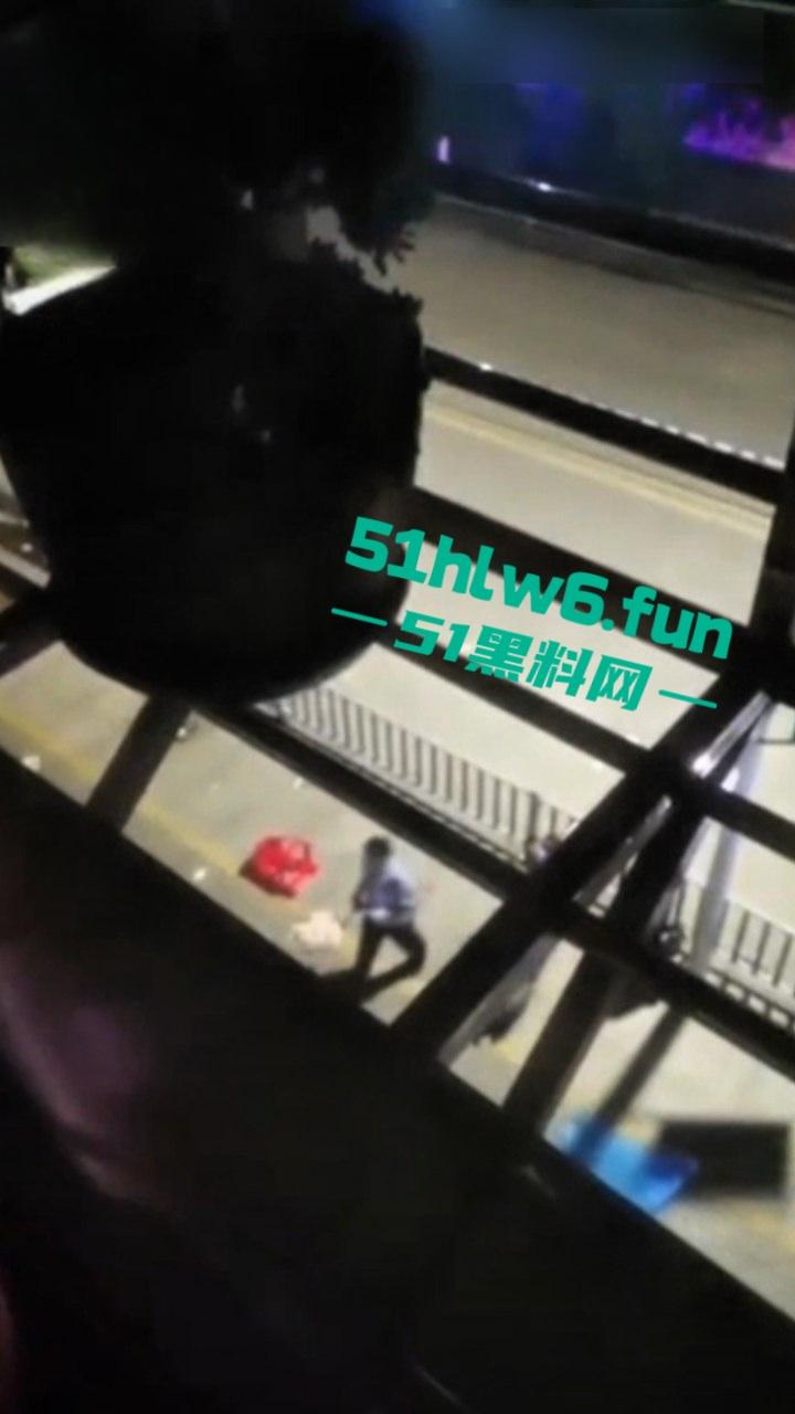 夫妻吵架奶妈愤怒将孩子从五楼仍下去,据传是有产后抑郁症,目前已经被帽子叔叔带走。-4