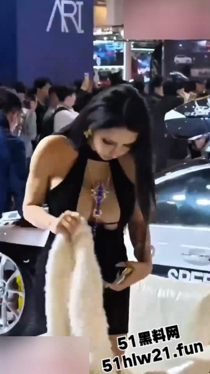 瓜友偷拍车展模特，高颜值F罩杯性感女神竟勒不住奶，走光一幕被瓜友偷拍疯传。-1