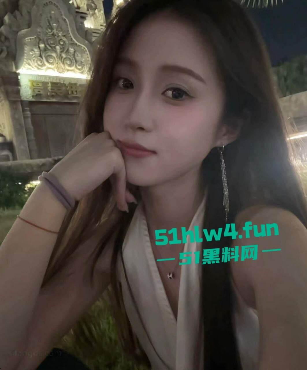 安徽安庆师范大学校花女神【张梦琪】顶级颜值嫩妹女神,被男友曝光私密照和性爱视频。-2