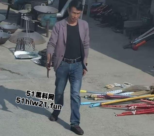 云南保山出租车司机遭乘客劫杀,凶手夺车而逃焚车自杀,嫌犯遗体被村民上山干活时发现。-1