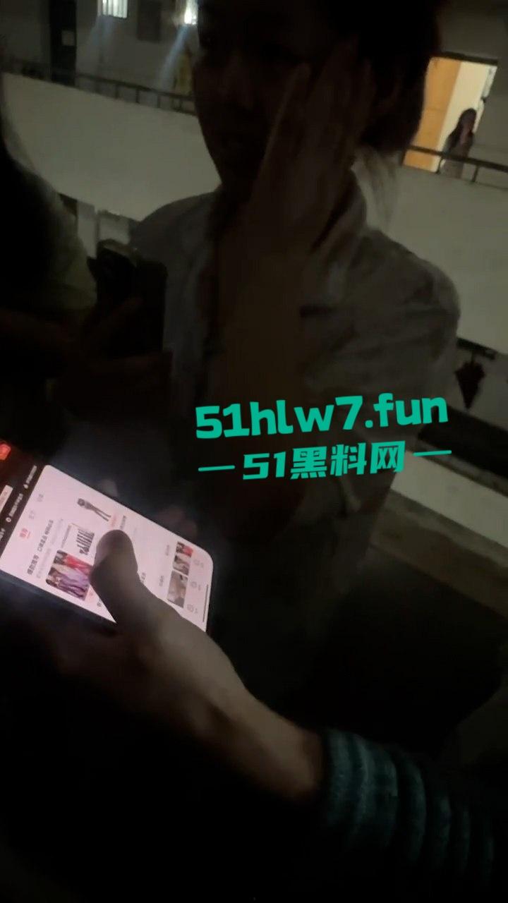 畜生啊!湖南文理学院一副教授出轨女学生大量学生现场喊话!老婆这么漂亮还出轨。-1