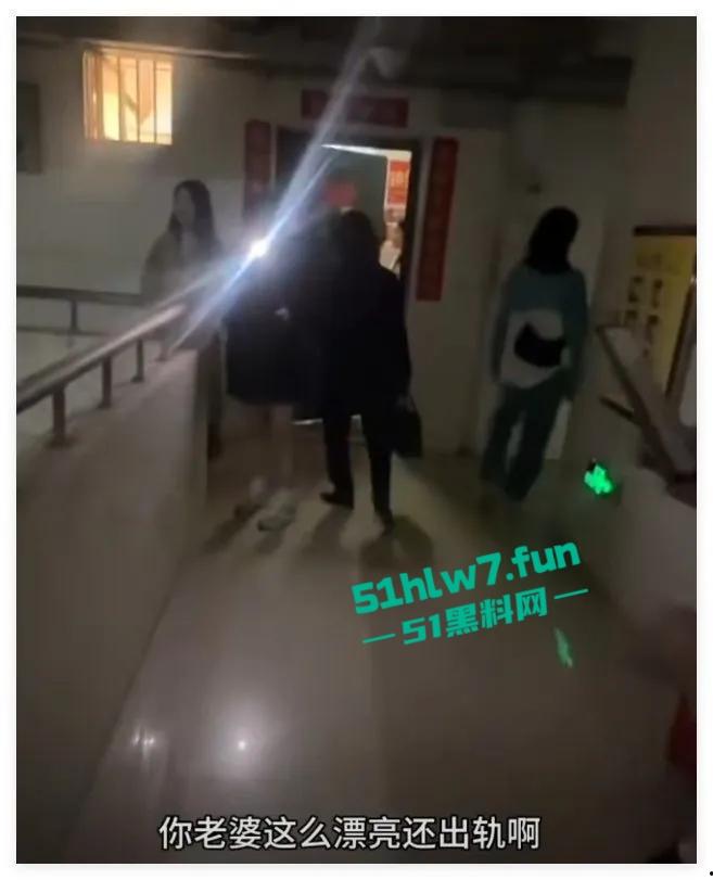 畜生啊!湖南文理学院一副教授出轨女学生大量学生现场喊话!老婆这么漂亮还出轨。-14