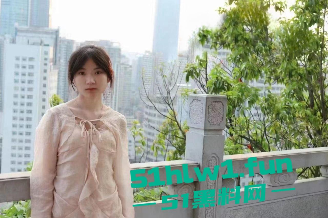 贵州财经商务英语大一妹子【常雪】私密视频流出,清纯外表反差巨大,这骚操作真没看出来!-2