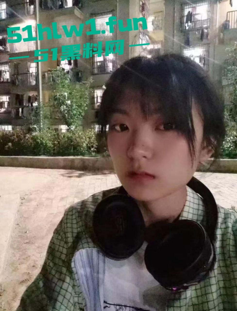 贵州财经商务英语大一妹子【常雪】私密视频流出,清纯外表反差巨大,这骚操作真没看出来!-8