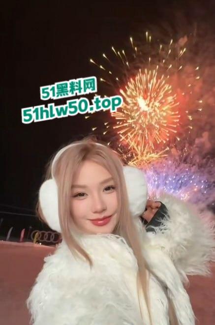 抖音2000W粉丝大咖网红【刀小刀】欠钱不还,还怂恿粉丝到别人店里拉屎,警察从公寓带走画面曝光!-1