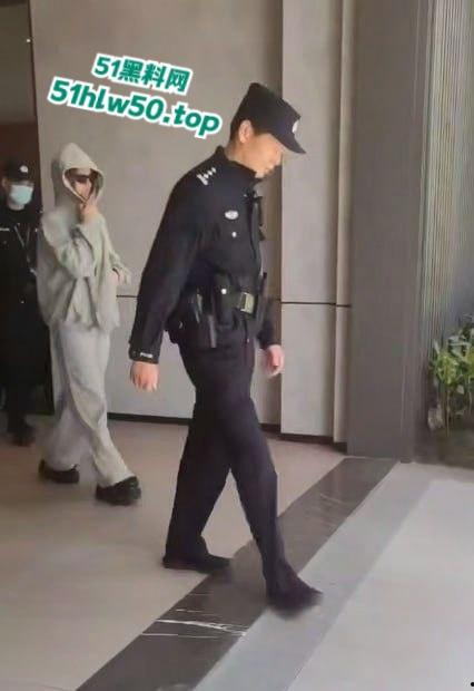 抖音2000W粉丝大咖网红【刀小刀】欠钱不还,还怂恿粉丝到别人店里拉屎,警察从公寓带走画面曝光!-5