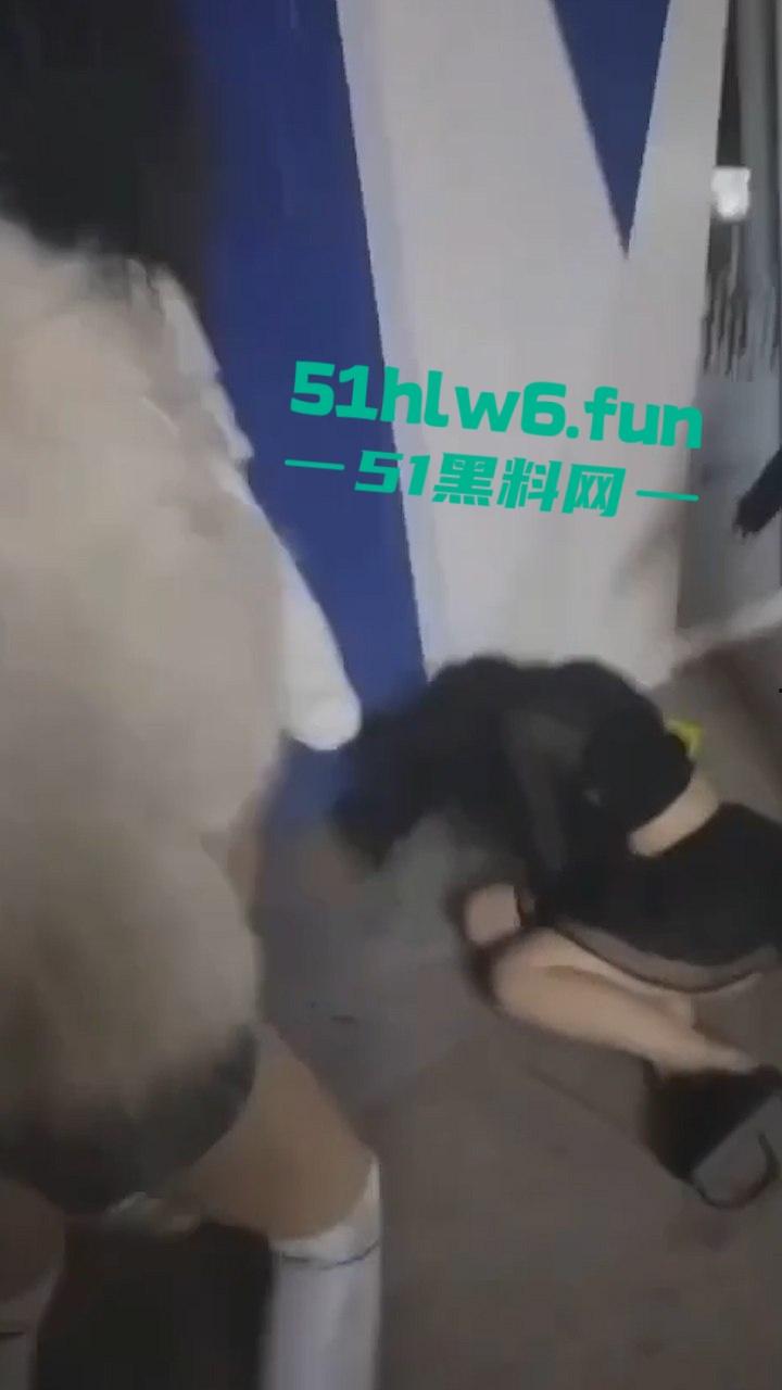 俩嘴贱妹给大姐头造黄谣,被对方带人当街暴打,拖拽扇脸假体都打出来了。-4