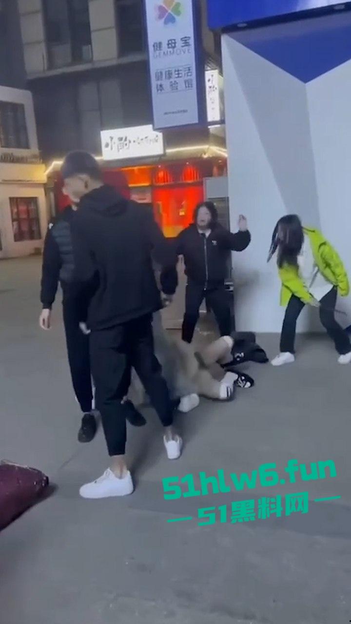 俩嘴贱妹给大姐头造黄谣,被对方带人当街暴打,拖拽扇脸假体都打出来了。-5