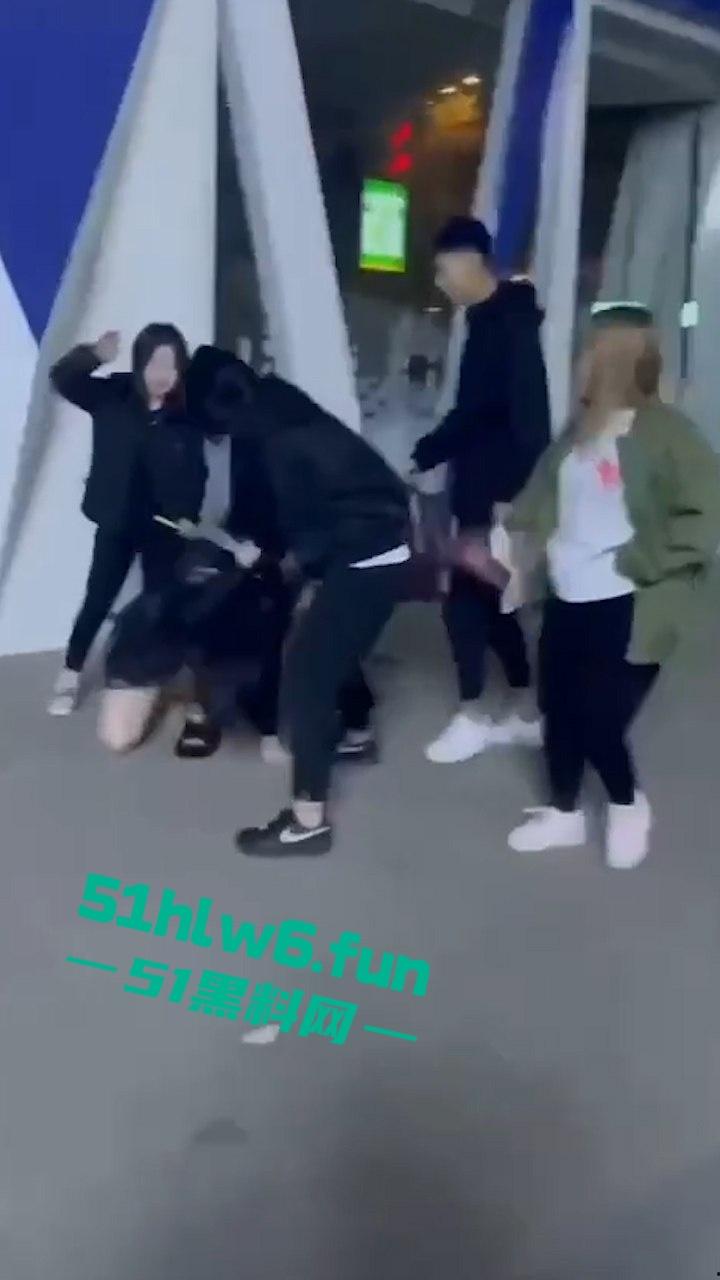 俩嘴贱妹给大姐头造黄谣,被对方带人当街暴打,拖拽扇脸假体都打出来了。-6