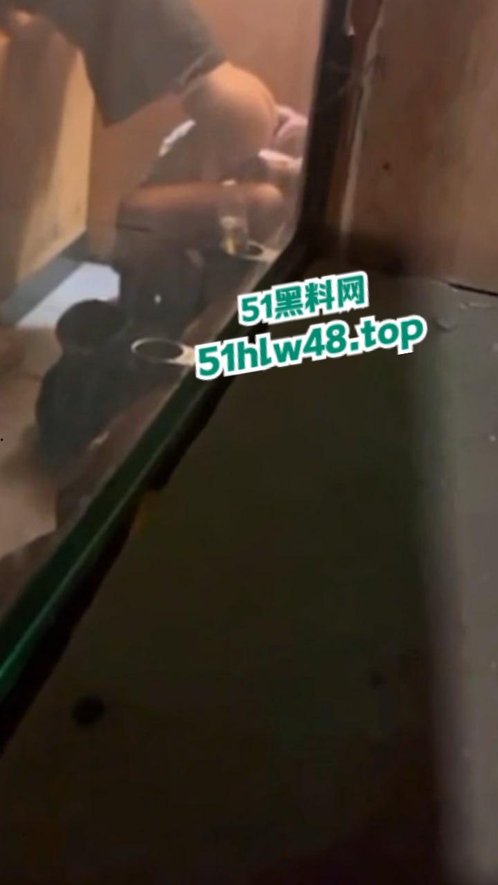 瓜友投稿电影院偷拍操逼,据说女主是没毕业的大学生影院兼职被小主管拿下,小翘臀是真性感啊!-2