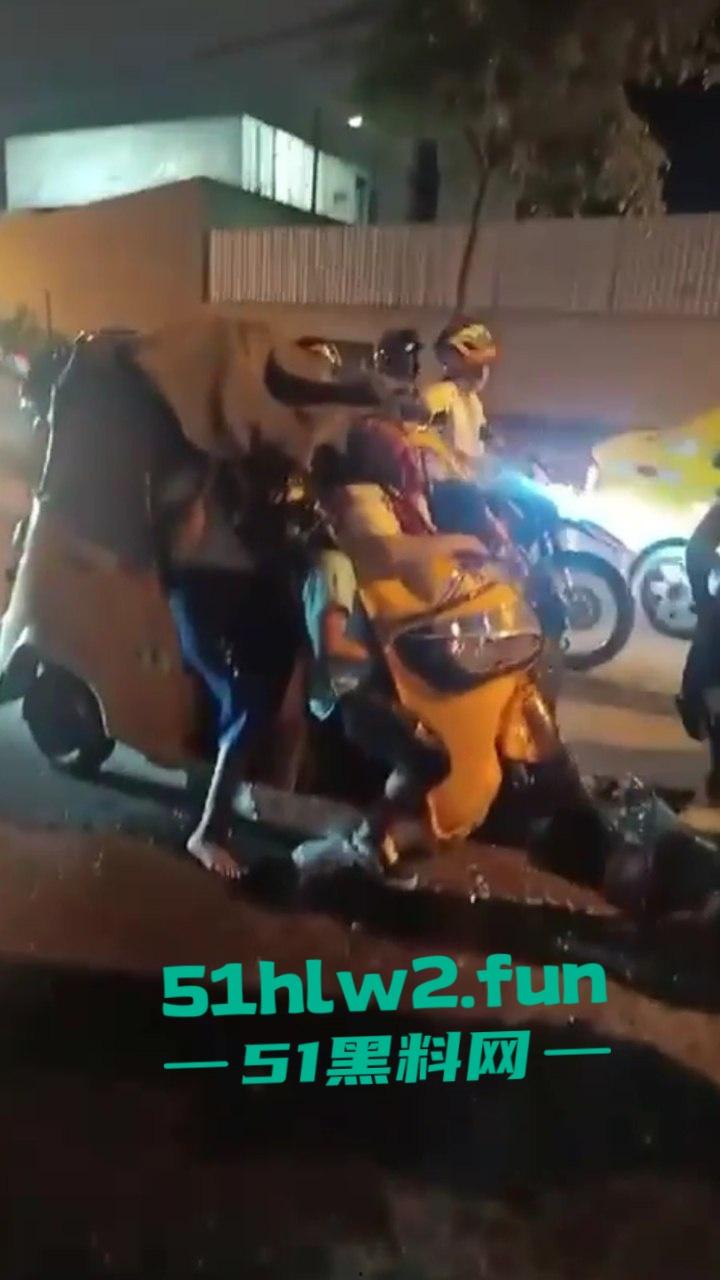 老头乐车祸现场因超速追尾,老头被当场甩出满脸是血,这回老头乐坏了老头也不乐了。-1