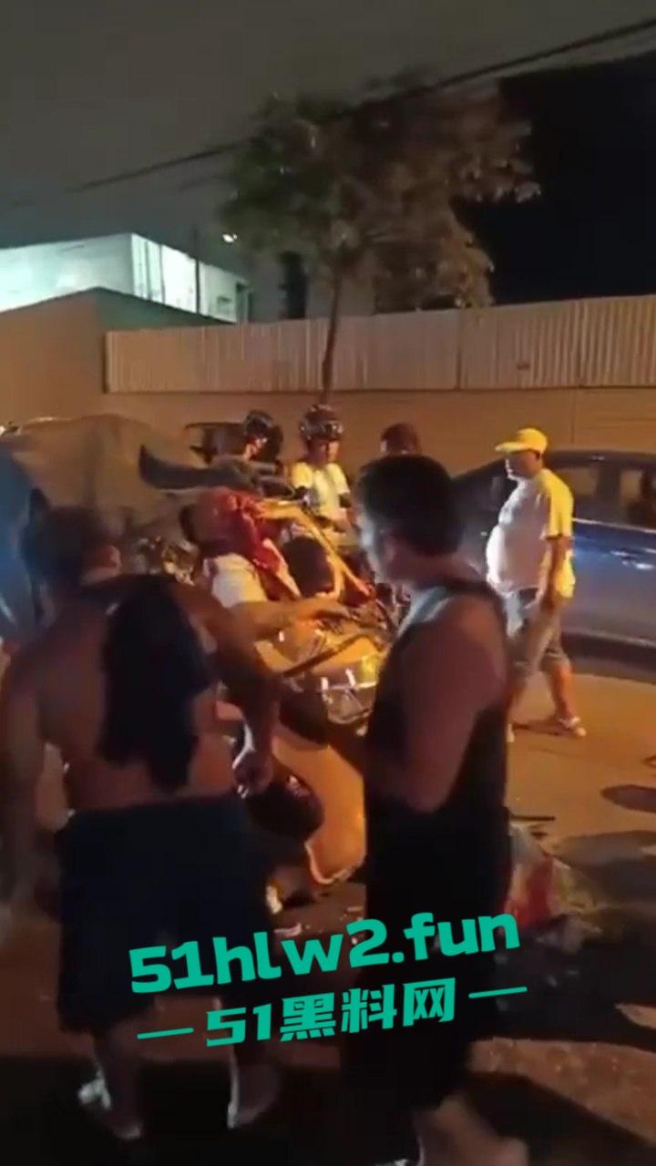 老头乐车祸现场因超速追尾,老头被当场甩出满脸是血,这回老头乐坏了老头也不乐了。-6