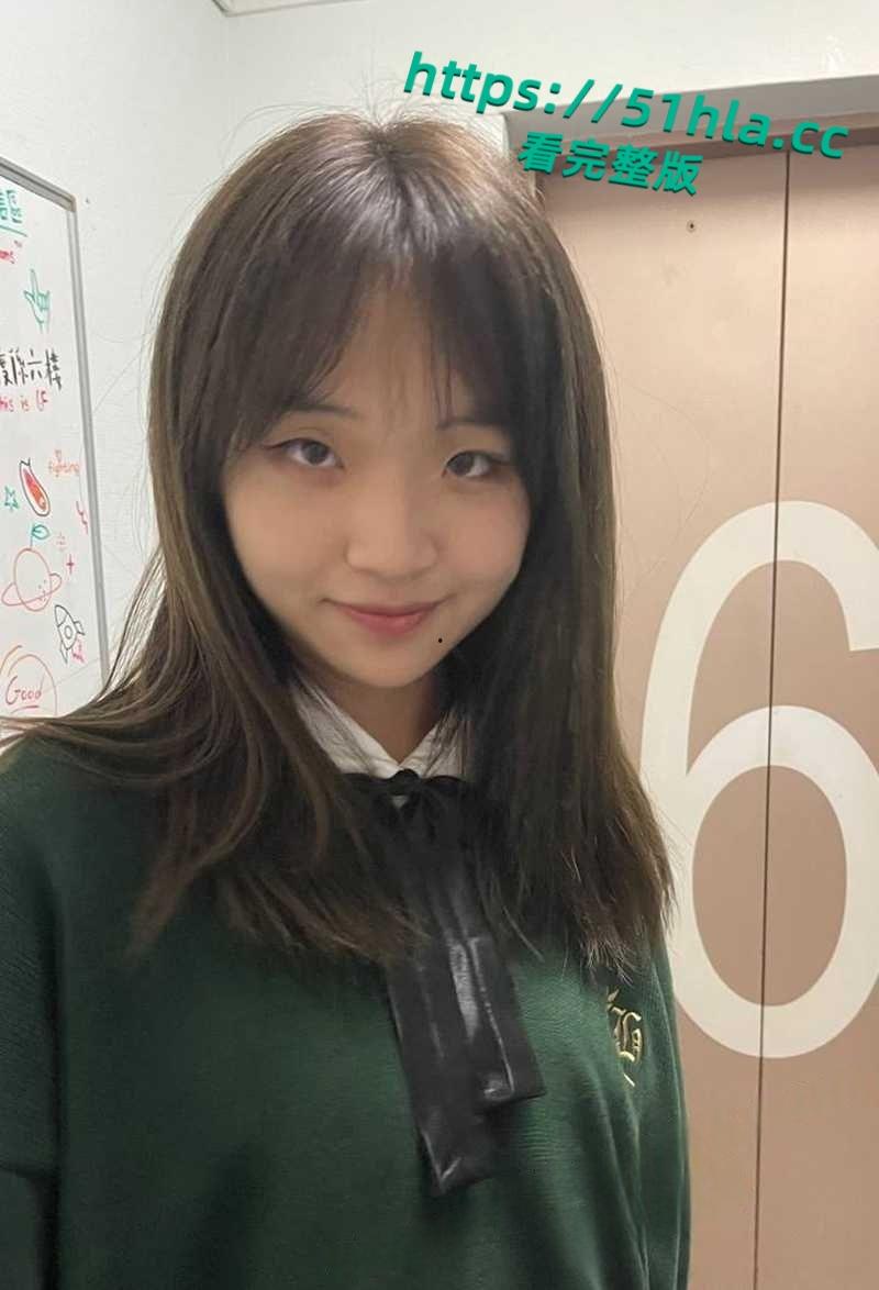 杭州文静嫩妹【王晓冉】不雅视频被男友曝出,清纯脸蛋配黑丝自拍裸照,露脸舔屌被猛操表情超淫!-1