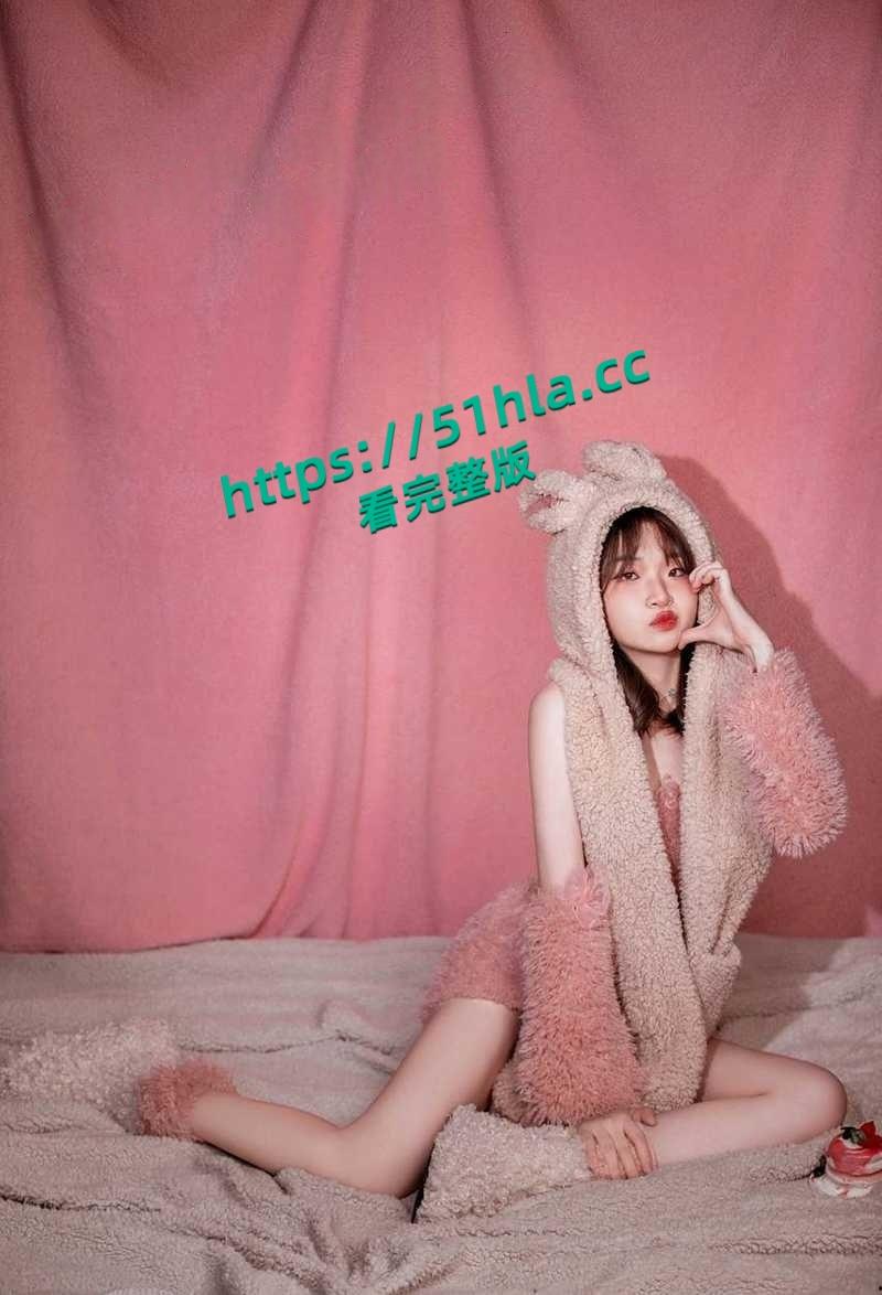 杭州文静嫩妹【王晓冉】不雅视频被男友曝出,清纯脸蛋配黑丝自拍裸照,露脸舔屌被猛操表情超淫!-3