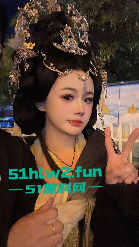 西安音乐学院骚丫头【宋青衫】穿汉服跪舔大雕,仙女下凡变成肉便器,舔得比狗都乖!-3