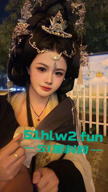 西安音乐学院骚丫头【宋青衫】穿汉服跪舔大雕,仙女下凡变成肉便器,舔得比狗都乖!-4