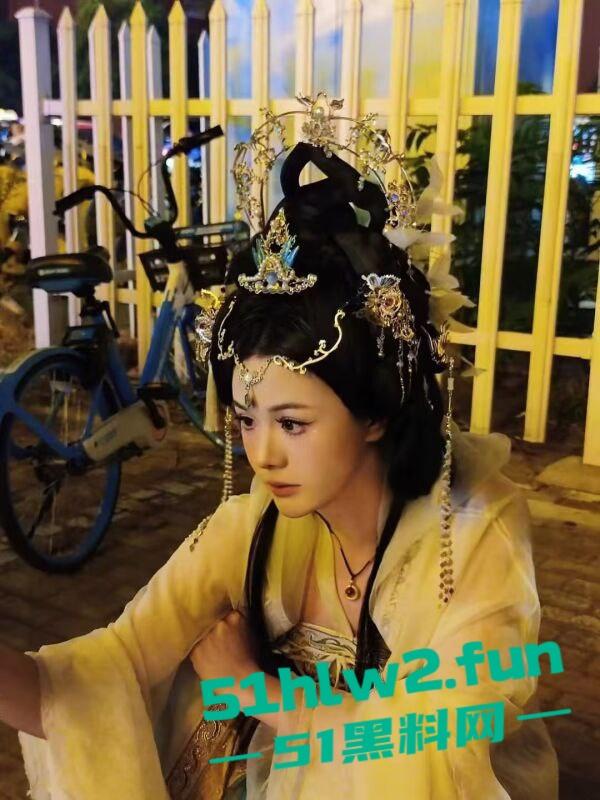 西安音乐学院骚丫头【宋青衫】穿汉服跪舔大雕,仙女下凡变成肉便器,舔得比狗都乖!-9