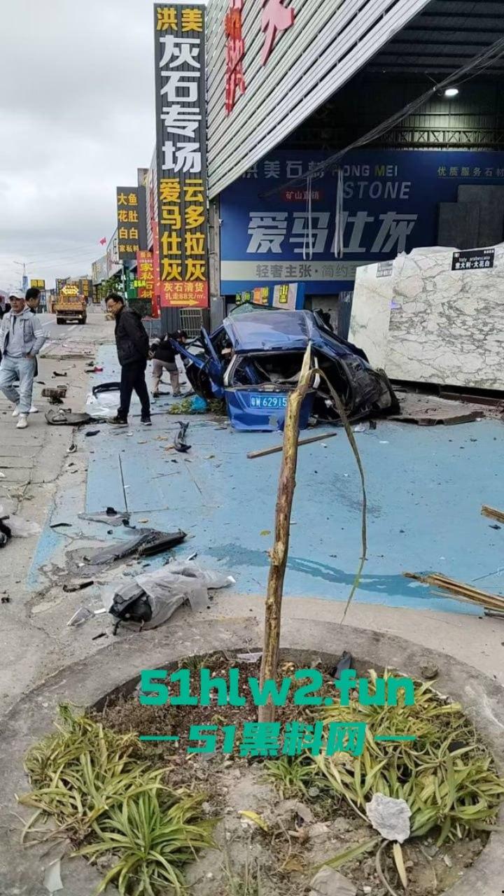 广东一轿车失控撞上路牙当场稀巴烂，司机被撞到懵逼当场灵魂出窍，现场监控视频流出。-2