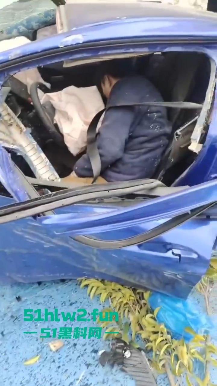 广东一轿车失控撞上路牙当场稀巴烂，司机被撞到懵逼当场灵魂出窍，现场监控视频流出。-5