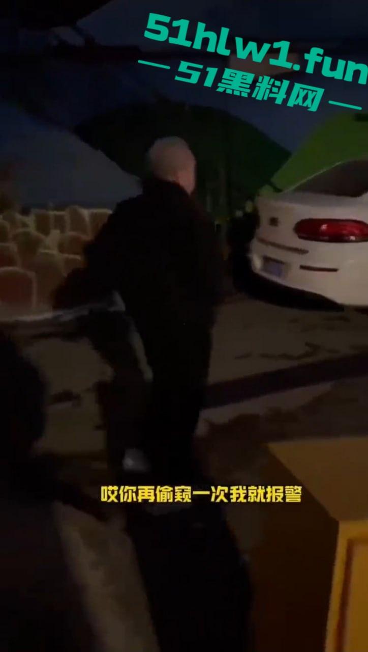 长春奇葩老头厕所偷窥放尿,天天跑错厕所骚扰娘们,跑路还想长四条腿真是老不正经!-6