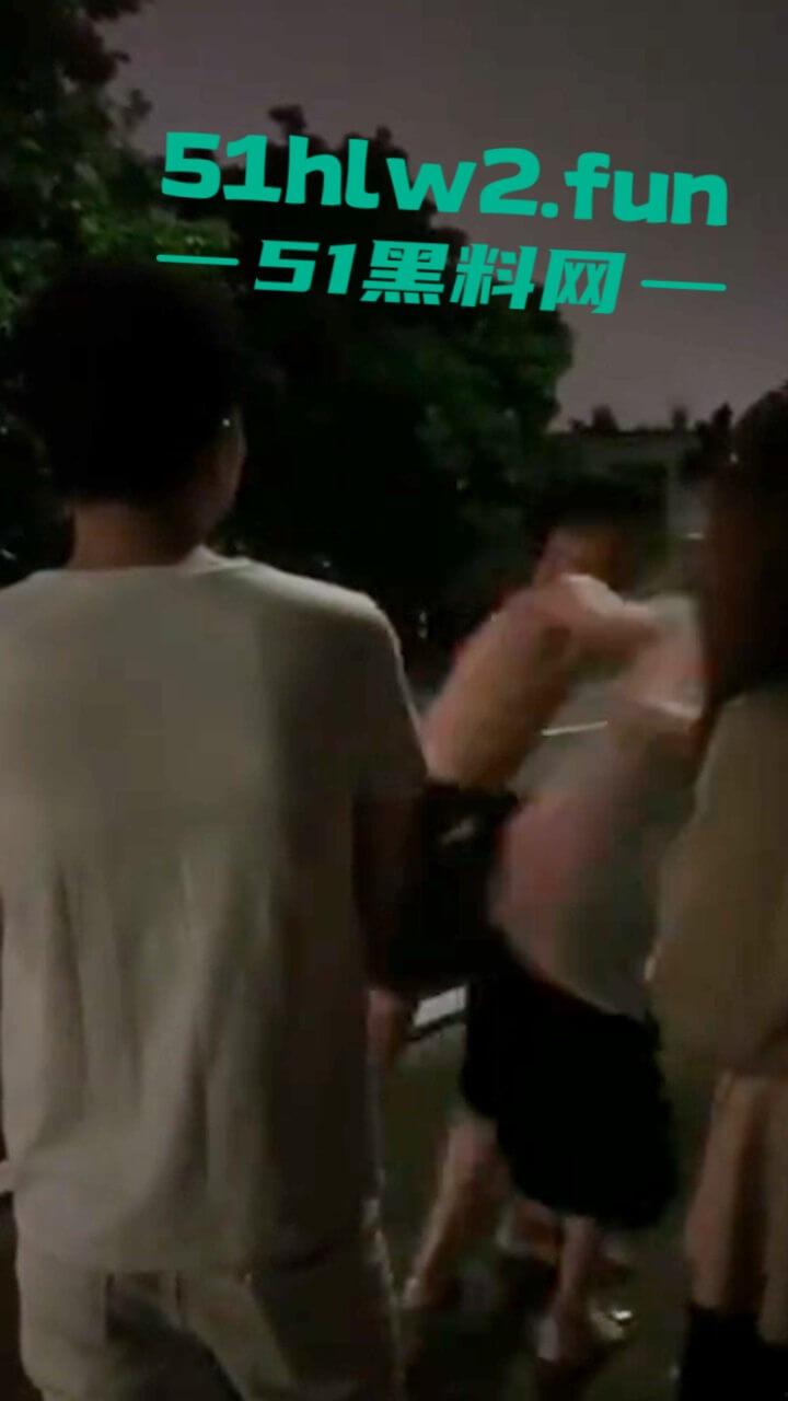 广东渣女开男友车装白富美出轨车震情人,男友用GPS找到当场抓住俩人奸情胆子是真大啊。-7