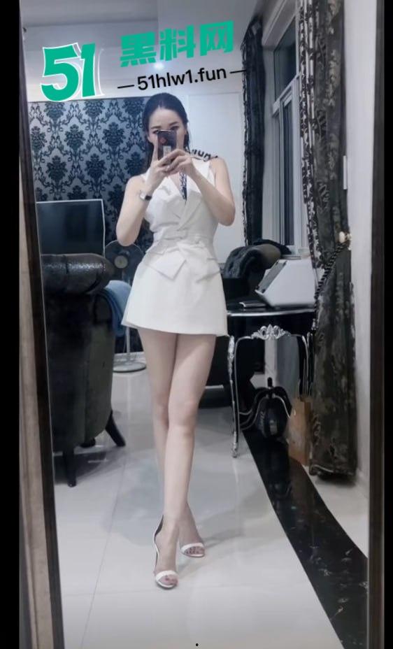 高跟连衣裙名媛【C姨】被老头后入到哭 出气入气全是浪,后入呻吟让人想关音量但舍不得!-3