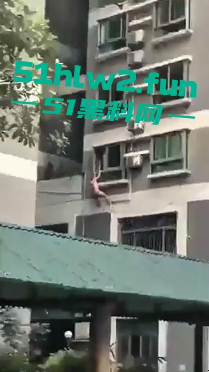 男子偷情约炮翻车现场,骚逼老公突然回家只能全裸逃出窗外,从4楼跌落重伤这偷情代价有点大啊。-2