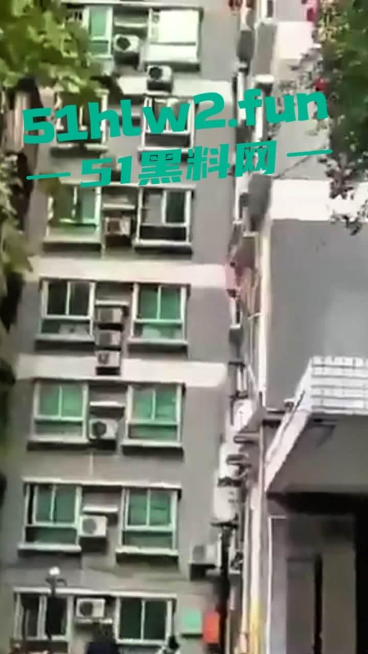 男子偷情约炮翻车现场,骚逼老公突然回家只能全裸逃出窗外,从4楼跌落重伤这偷情代价有点大啊。-3