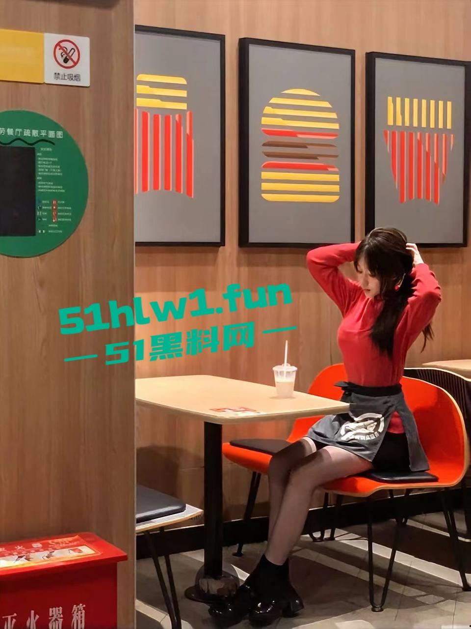 火爆全网的麦当劳兼职美女被曝光,私下淫荡的聊天记录露骨和不雅性爱视频曝光。-3