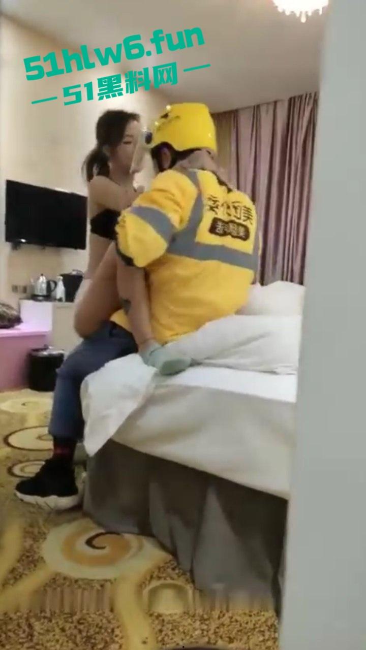 小伙带女友和闺蜜开房,为了刺激竟然让闺蜜勾引外卖小哥,房间玩完再到ktv乱交真是太淫荡了。-6