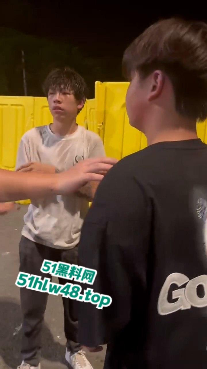 无业小哥偷车当场被抓,惨遭无影脚狂踹被逼互扇耳光,场面炸裂又酸爽。-7