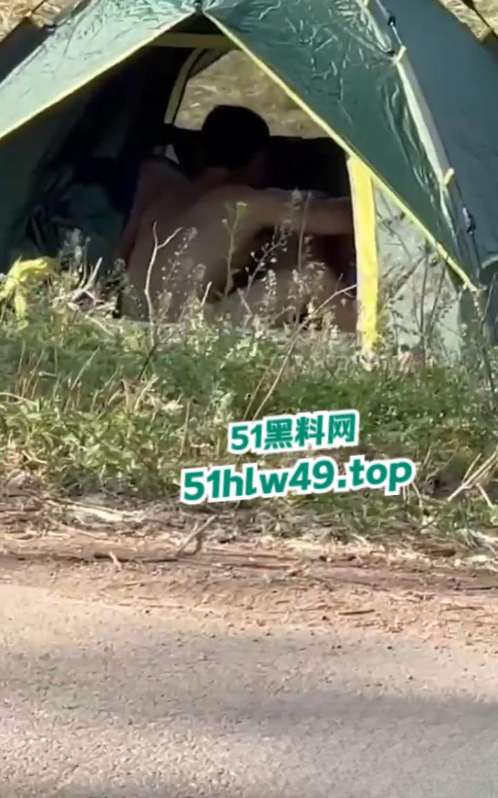 青州古城小巷上演活春宫,女的穿古风绿裙气质迷人蹲在猥琐男胯下,熟练伺候鸡巴旁若无人。-4