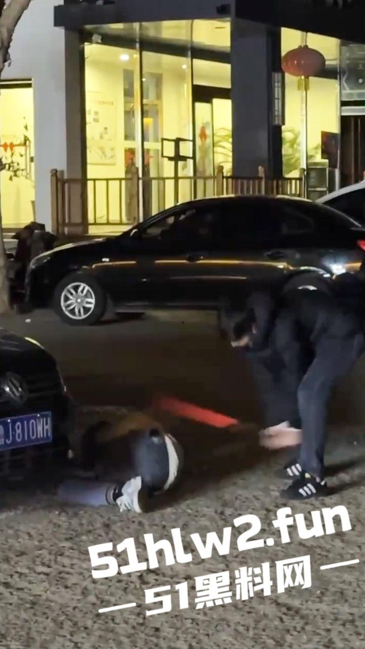 山东泰安街头斗殴一群混社会的网吧少年,在网吧门口堵学生因其女友被抢,叫人持械当街殴打。-5