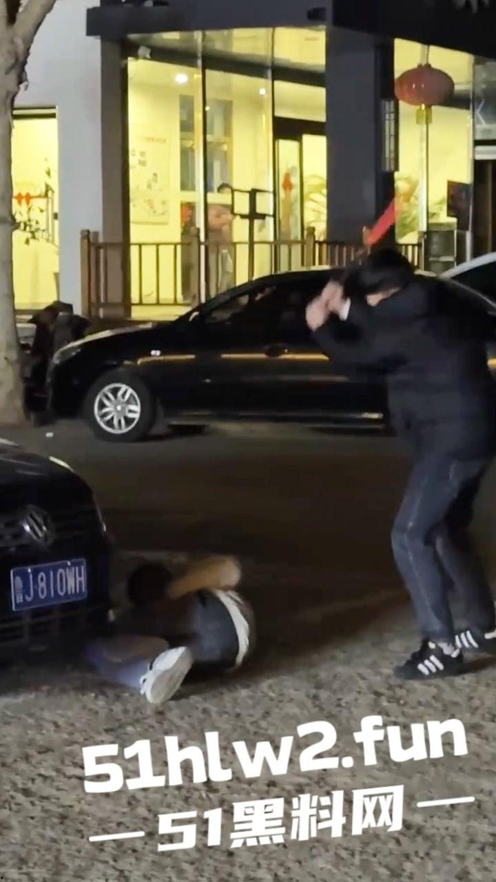 山东泰安街头斗殴一群混社会的网吧少年,在网吧门口堵学生因其女友被抢,叫人持械当街殴打。-7