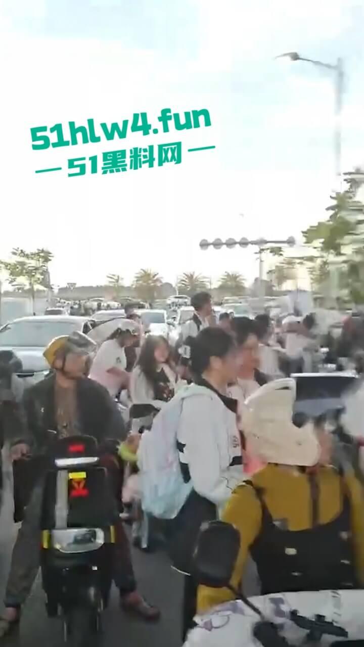 汕头二中拆门事件,林校长的规章制度到底是不是拿着鸡毛当令箭呢?引起了学生反抗情绪!-5