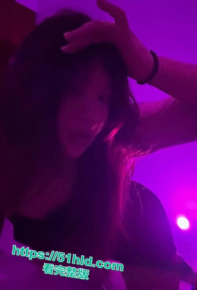 上海反差少女【杨念悦】大尺度露出视频流出,火车上当众玩奶自慰,自爆7男轮奸玩8P还爆菊,不雅视频全曝光!-4