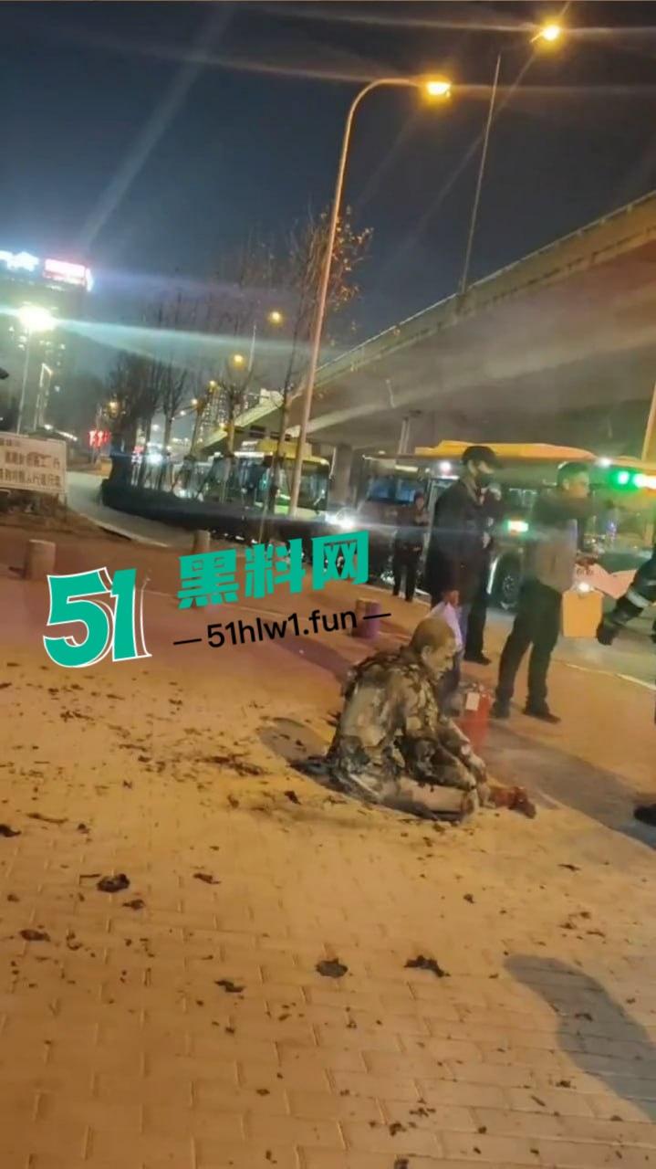 青岛海尔路上演火焰奇葩秀,自焚哥一身火光冲天 想变凤凰结果成了烧鸡?-2