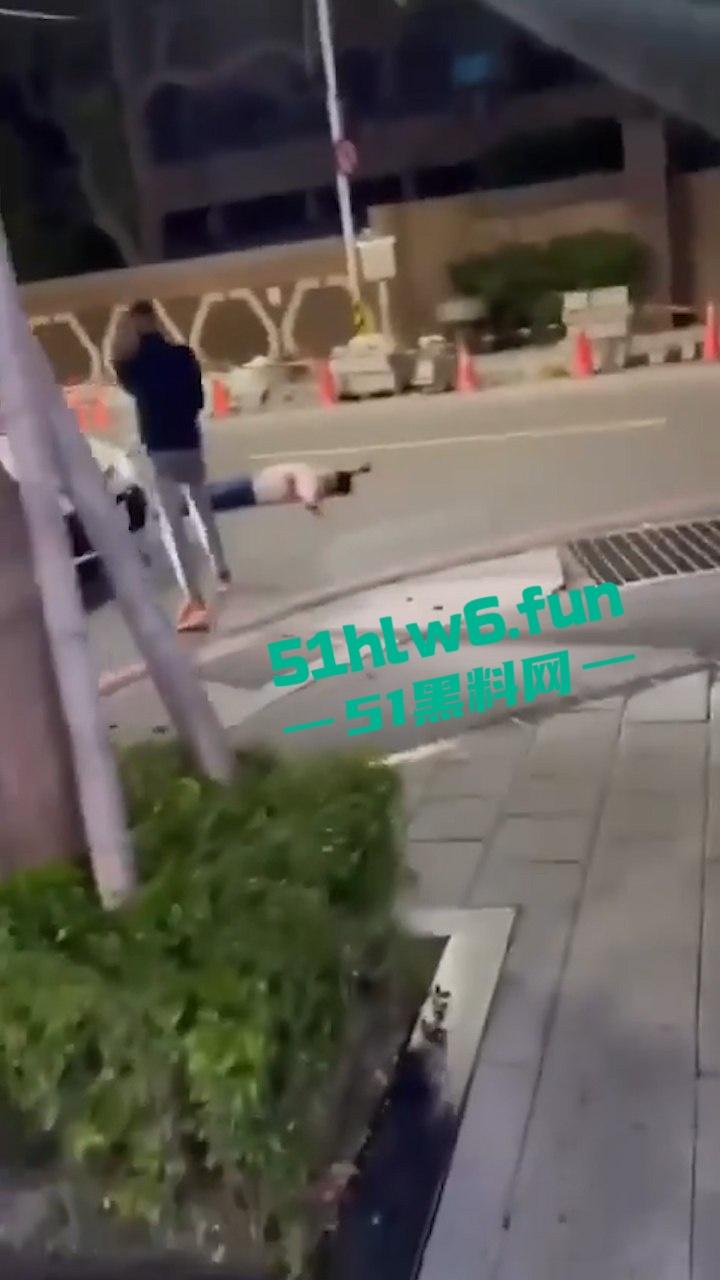 四川成都街头一男子遭多人围攻被砍数刀，血腥仇杀场面比电影还精彩。-1