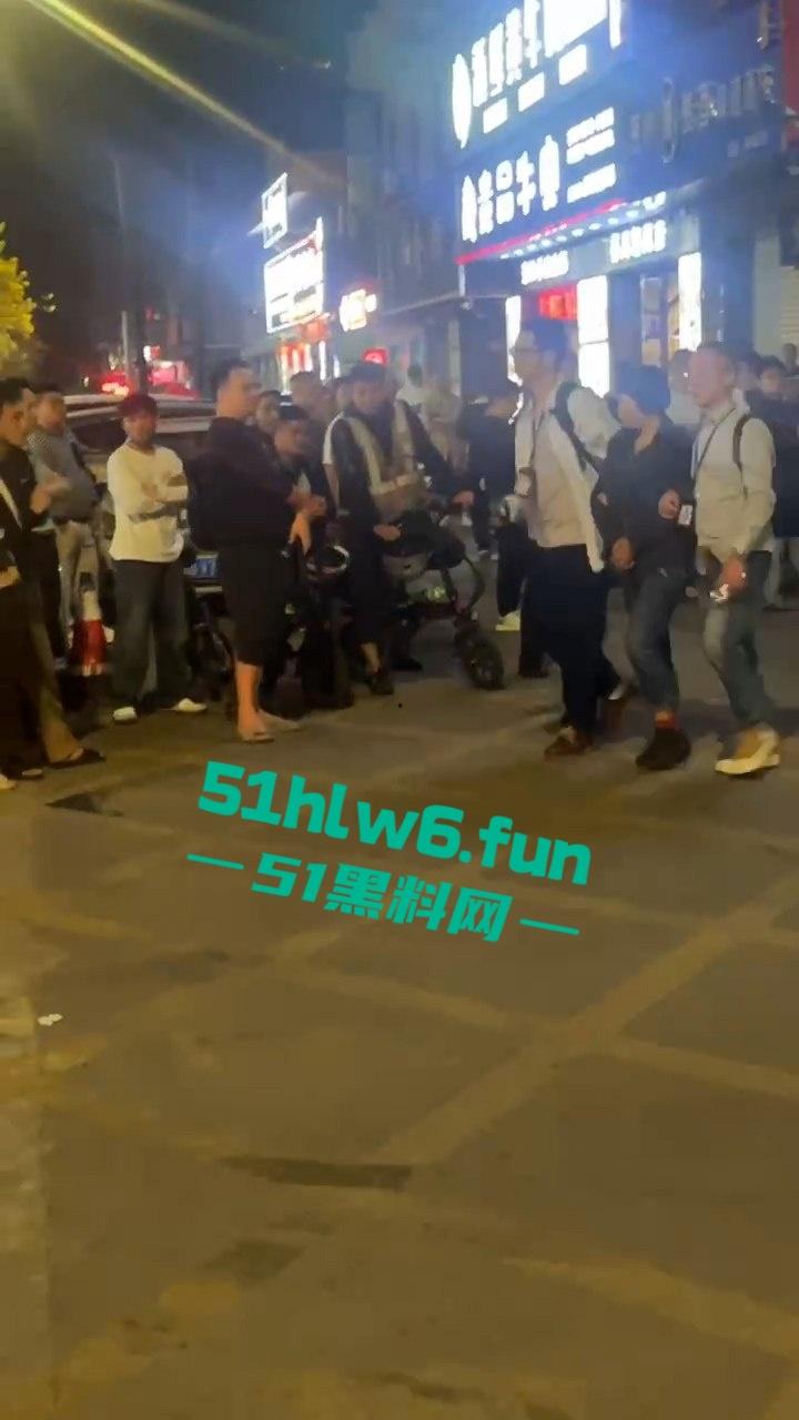 广州城市派对突击扫黄带走一群骚逼老鸨和嫖客,夜店公主排队上车心酸又好笑。-4