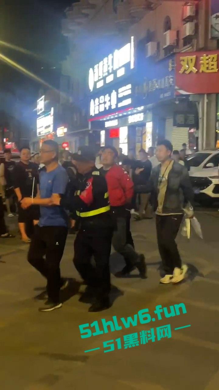 广州城市派对突击扫黄带走一群骚逼老鸨和嫖客,夜店公主排队上车心酸又好笑。-5