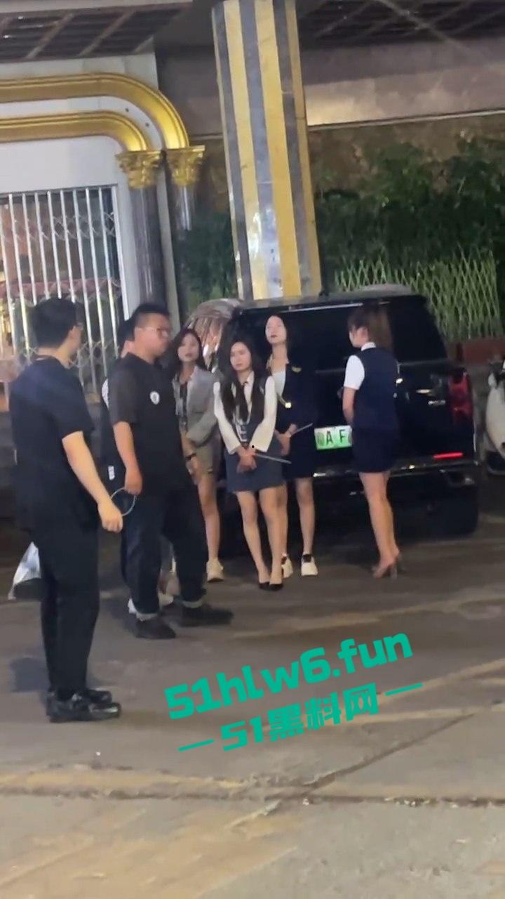 广州城市派对突击扫黄带走一群骚逼老鸨和嫖客,夜店公主排队上车心酸又好笑。-6